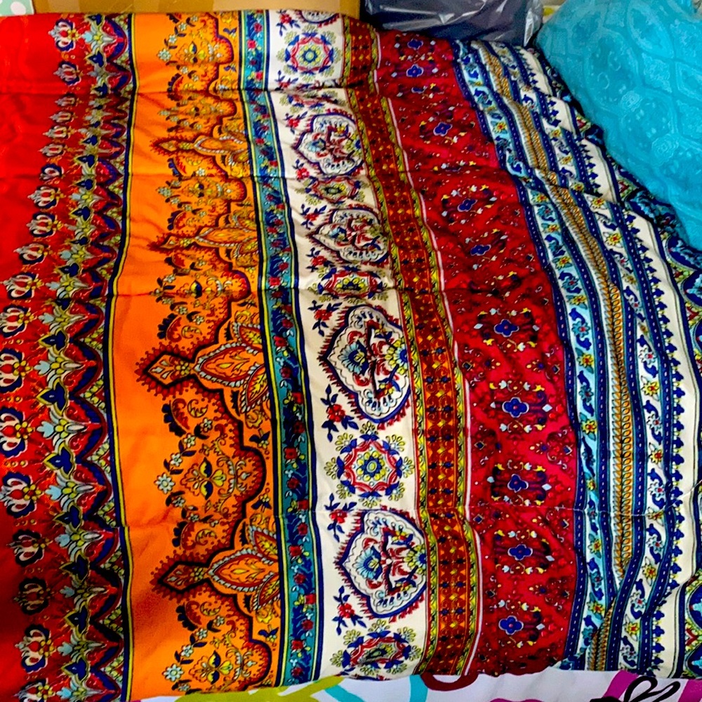 Queen size comforter very nice condition  clean.  30 percent off